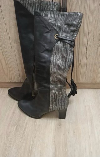 Botines altos negros y plateados