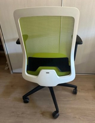 Silla oficina Interstuhl verde y blanca