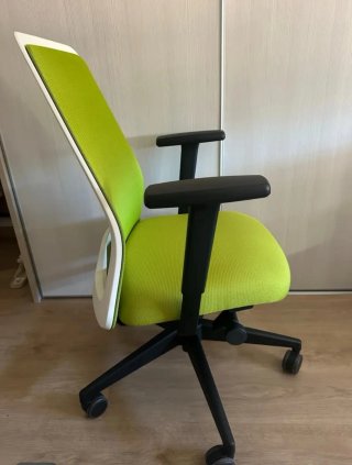 Silla oficina Interstuhl verde y blanca