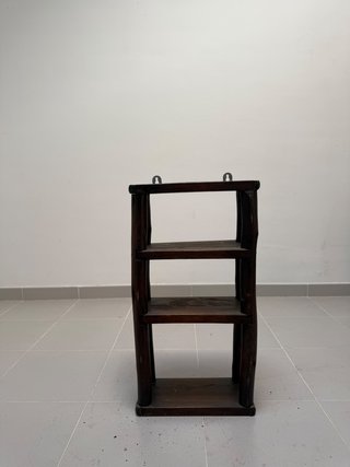 Estantería pequeña de madera oscura