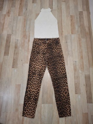 Top blanco y pantalón estampado leopardo
