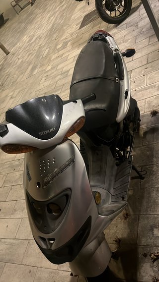 Suzuki 49cc Scooter Plata y Negro