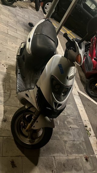 Suzuki 49cc Scooter Plata y Negro