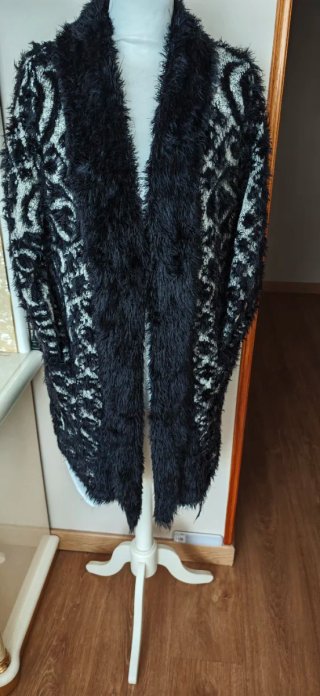 Chaqueta larga punto muy bonita y está nueva