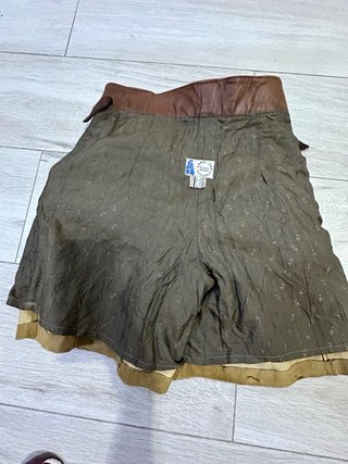 Falda short de piel marrón mirar las medidas