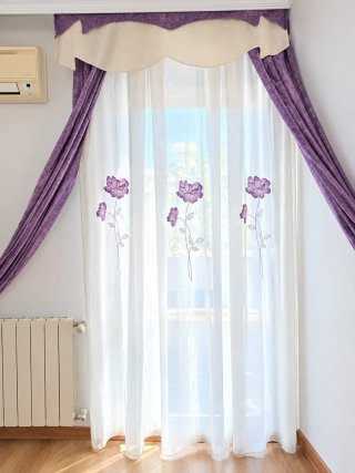 Juego de cortinas moradas y blancas