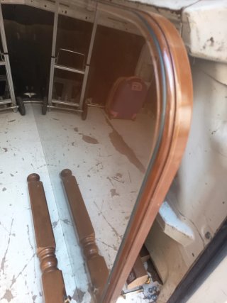 Mesa de comedor de madera y cristal