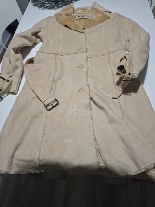 Abrigo ante beige con pelo