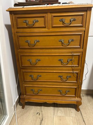 Cómoda de madera antigua con cajones y marmol