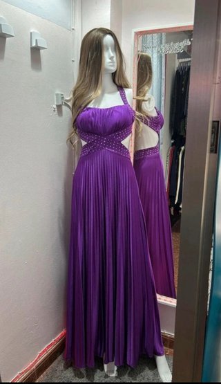 Vestido largo morado con abertura en cintura