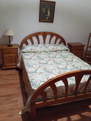 Cama de pino con mesitas de noche