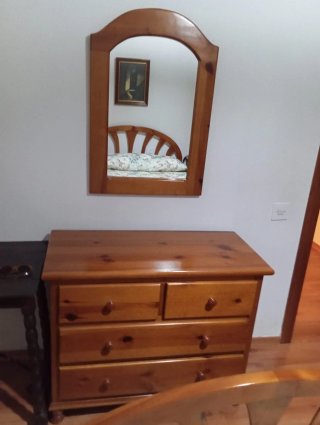 Cama de pino con mesitas de noche
