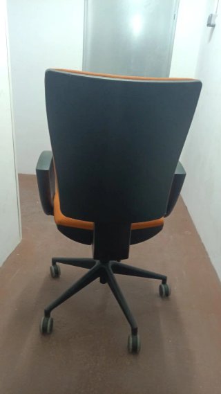 Silla de oficina con ruedas naranja