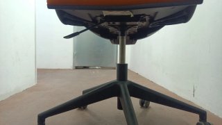 Silla de oficina con ruedas naranja