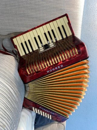 Acordeón Hohner Student IV M 32 bajos