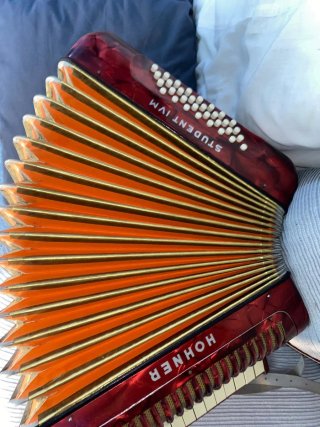 Acordeón Hohner Student IV M 32 bajos