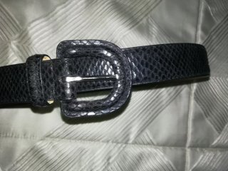 Cinturón de mujer con hebilla plateada