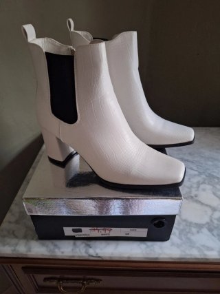 Botines blancos con tacón (nuevos)