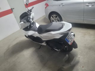 Honda PCX 125 Blanca, itv pasada, regalo cascos,