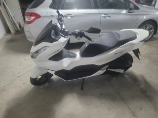 Honda PCX 125 Blanca, itv pasada, regalo cascos,