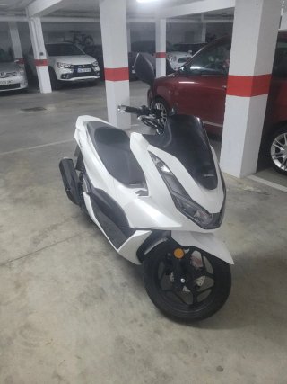 Honda PCX 125 Blanca, itv pasada, regalo cascos,