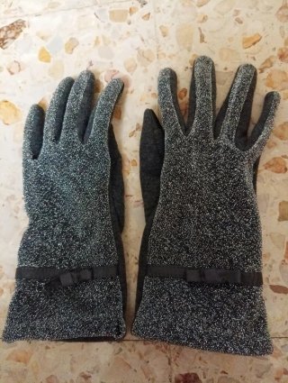 Guantes de mujer grises con detalle