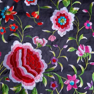 MANTÓN NEGRO BORDADO FLORES MULTICOLOR 135+50 cms
