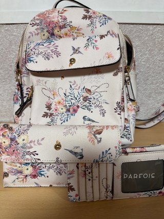 Conjunto Parfois: Mochila y Cartera Flores