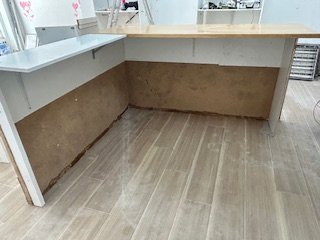 Mostrador de tienda madera y blanco