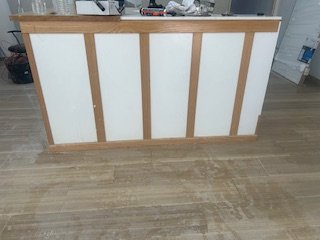 Mostrador de tienda madera y blanco