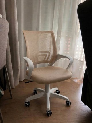 Silla de oficina beige y blanca