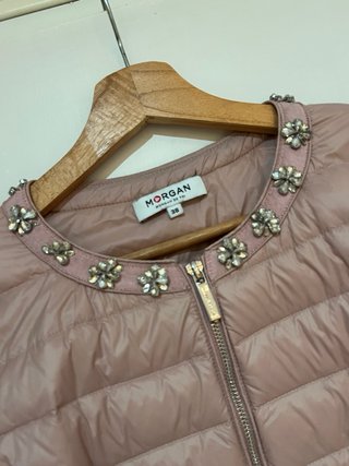 Plumífero Morgan rosa con pedrería