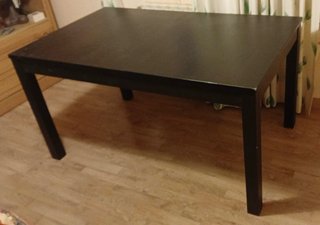 Mesa de comedor negra de madera