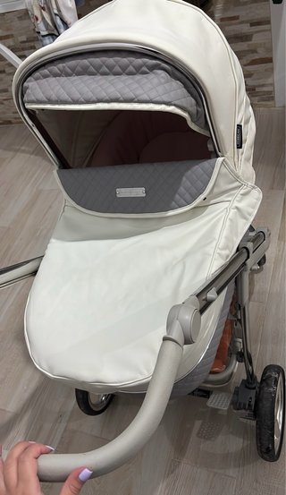 Carrito de bebé gris y blanco
