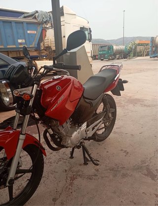 Yamaha YBR 125 Roja y Negra