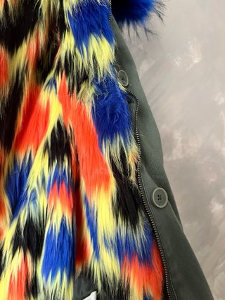 Parka verde con interno colorato