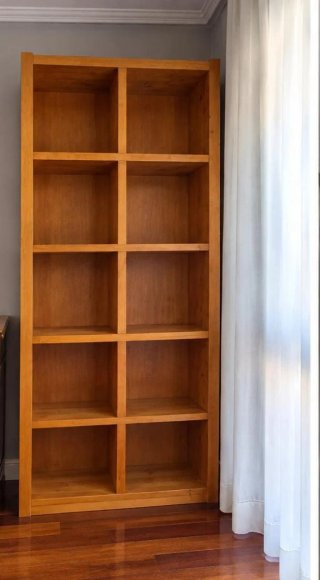 Estantería alta de madera con 10 huecos