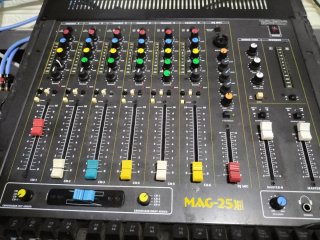 Mesa de mezclas MAG-25I