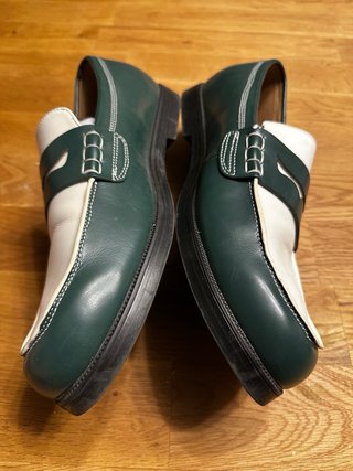 Zapatos mocasines verdes y blancos