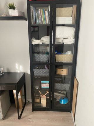 Vitrina Negra con Puertas de Cristal