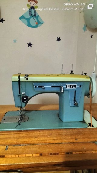 Máquina de coser antigua con mueble