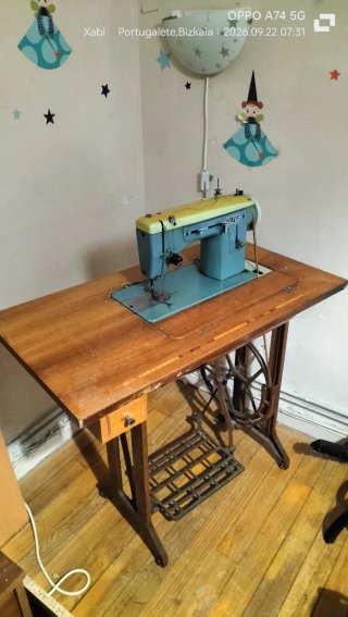 Máquina de coser antigua con mueble