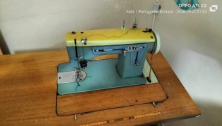 Máquina de coser antigua con mueble