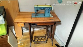 Máquina de coser antigua con mueble