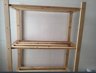 Estantería de listones en  madera de pino.