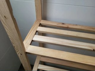 Estantería de listones en  madera de pino.