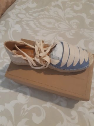 Zapatillas cuña con cintas beige y azul