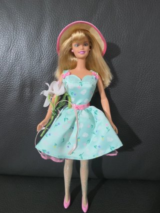 Barbie con vestito floreale e cappello