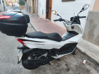 Honda PCX Blanca Maxi Scooter