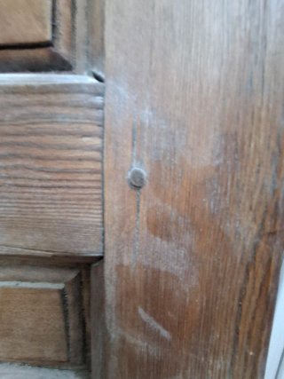 Puerta de madera maciza con diseño en espiga